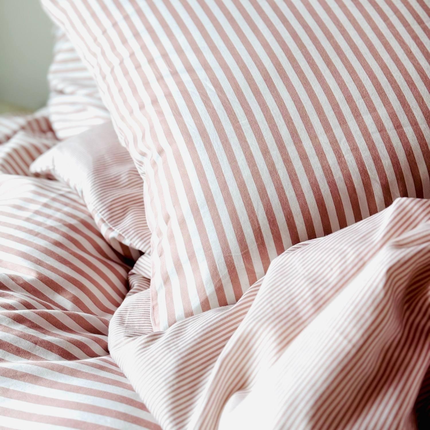 Rosa juniorsengetøj i bomuldssatin med trådtal 300 fra Quilts of Denmark