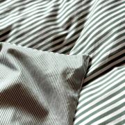 Grønt juniorsengetøj i bomuldssatin med trådtal 300 fra Quilts of Denmark